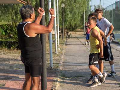 ...mentre lui ricambia con una pacca sulla spalla e qualche battuta per spronarli a fare sempre meglio